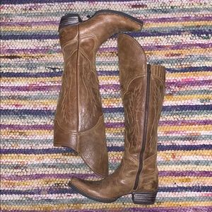 Women’s brown Ariat boots (LEATHER)
